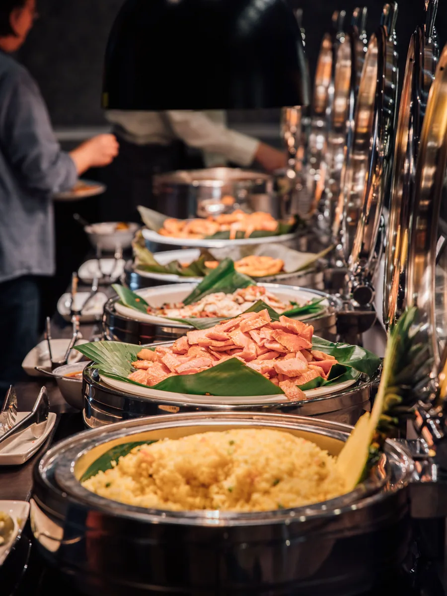 Buffet variado com pratos quentes