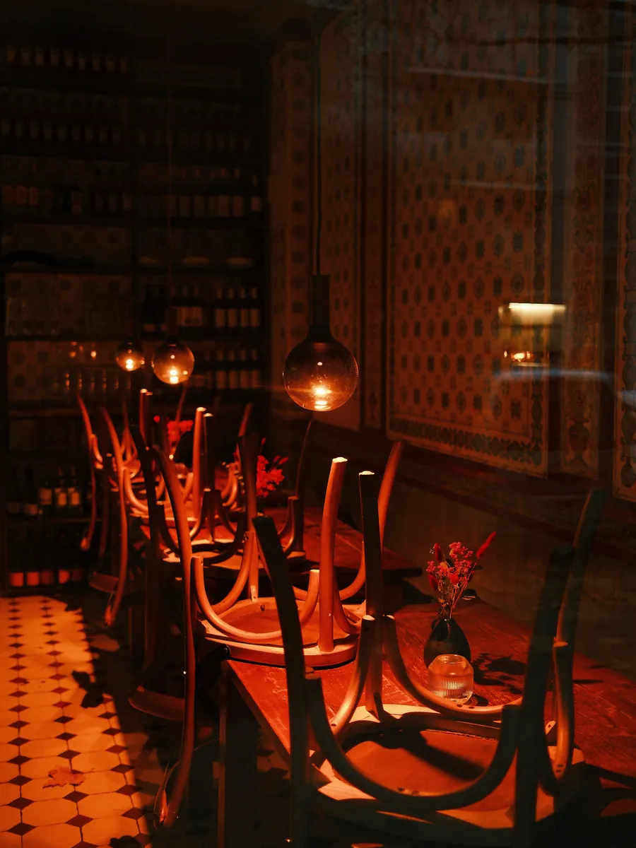 Ambiente de restaurante com iluminação quente