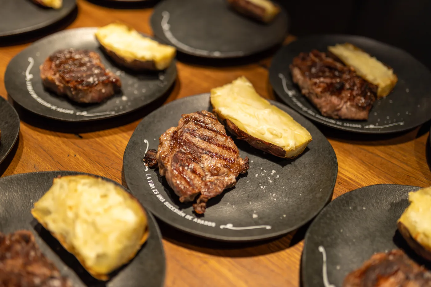 Porções de carne grelhada servidas em pratos