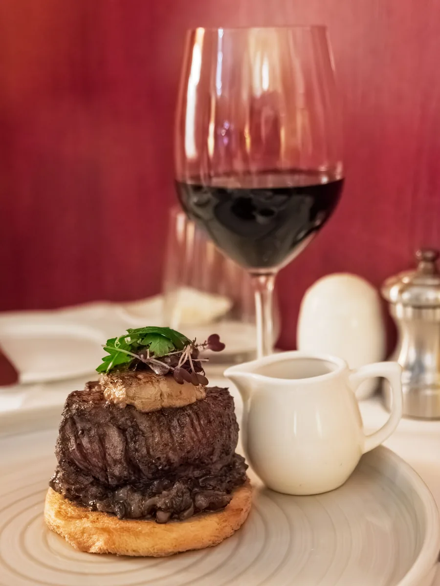 Corte de carne grelhado acompanhado de vinho
